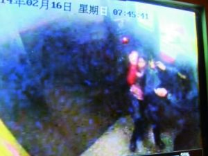 男子尾隨侯某進入電梯。