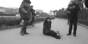 鄭大姐坐在地上，警方趕到進(jìn)行施救。（視頻截圖由警方提供）