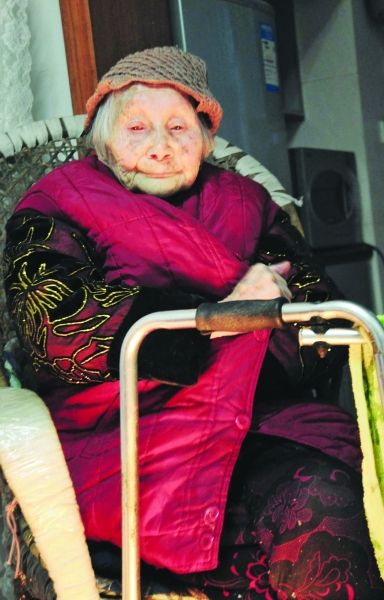 正在取暖的熊婆婆。見習(xí)記者 楊榮峰 攝