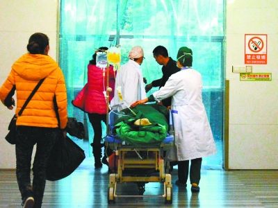 受傷女孩做完手術(shù)被送往重癥監(jiān)護(hù)室。記者楊濤 攝