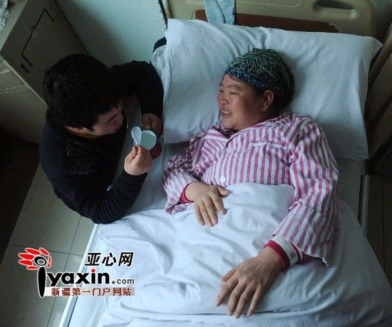 2月15日，馬友紅給病床上的母親喂水喝，對于家庭現(xiàn)在的處境，身患重癥的母親也時而感到愧對兒子。亞心網(wǎng)記者 張已 攝