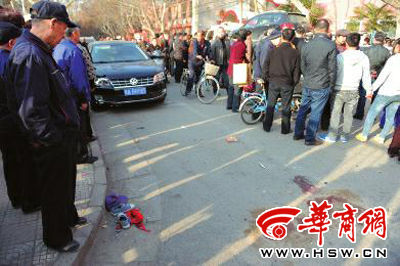 車禍現(xiàn)場(chǎng)的血跡被人用土覆蓋，旁邊則放著紅領(lǐng)巾、一雙童鞋和一頂帽子 本報(bào)記者 趙彬 攝