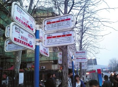 3月16日，江蘇省南京市，眾多乘客在“火車站廣場東”站臺(tái)候車。圖/東方IC