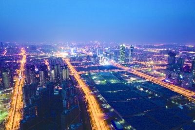 阮忠在青奧中心塔吊上拍攝的南京夜景。本版圖片由阮忠提供