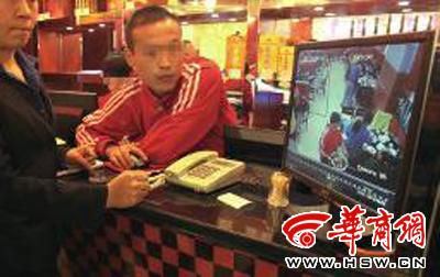 昨日，李女士展示從火鍋店抱回的火鍋，內(nèi)有濕巾