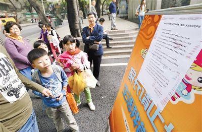昨日，中華路小學(xué)貼出告示，提醒家長不要相信傳言。