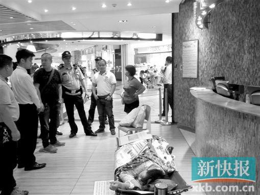 昨日，劉姐的行為引來眾人圍觀，警方再次到場進(jìn)行調(diào)解。