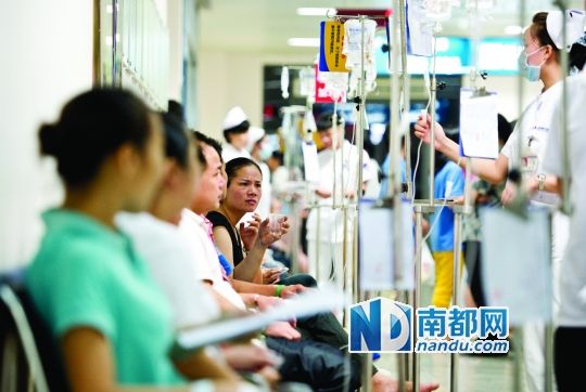醫(yī)院走道坐滿了打吊針的員工。