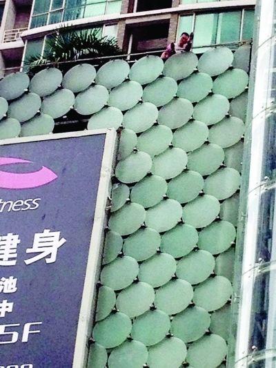 環(huán)亞廣場5樓露臺上，有一男子揚(yáng)言跳樓。