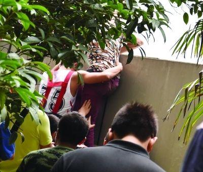 2小時后，該包工頭終于被抱下來了。