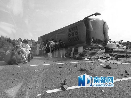 現(xiàn)場大客車側翻，玻璃碎落一地，車身卡在路邊水泥護欄上。 目擊者供圖