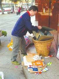 王光偉靠收廢品拾荒為生，每月僅有1000元的微薄收入。