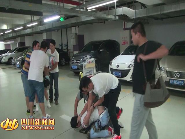 辦案人員在機(jī)場(chǎng)停車場(chǎng)抓獲胡某及其女友（警方視頻截圖）。