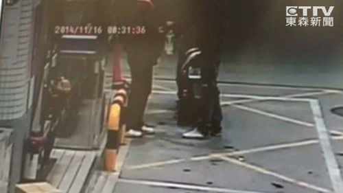 監(jiān)視器拍下男子騎車到加油站買由。圖自東森新聞