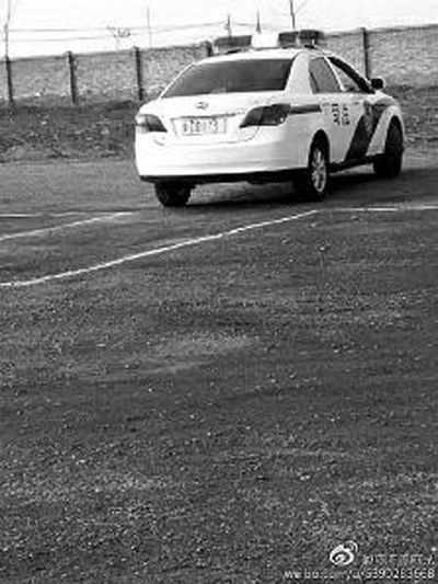 一輛車牌號(hào) 為“ 陜DD173”的制式警車停在一個(gè)劃著白線的場(chǎng)地上，車身標(biāo)有“司法”字樣