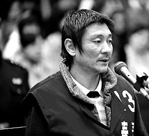 庭審時(shí)，鄭東稱自己想隨女兒一起去，請(qǐng)求法院判他死刑立即執(zhí)行