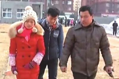 “失蹤”后又回家的越南新娘小吳(左)和家人到警方報(bào)案。視頻截圖