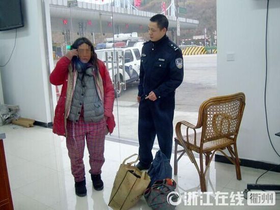1月30日，衢州高速交警發(fā)現(xiàn)了徒步走在高速楓嶺關(guān)卡口的汪女士