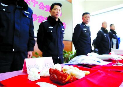 昨天，上海市公安局長(zhǎng)寧分局向管轄區(qū)內(nèi)市民發(fā)放被盜物品。
