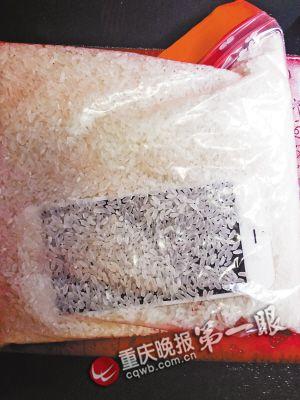 落水后，把手機放進大米里吸水