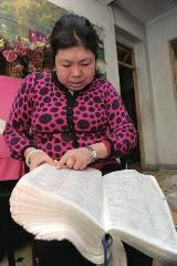 背單詞，是很多學(xué)生學(xué)習(xí)英語時最頭疼的事兒，而西安51歲大學(xué)英語老師李艷芝在兩年內(nèi)背完《英漢大詞典》22萬個英語詞匯，學(xué)生稱贊其為一本活的《英漢大詞典》；兒子自小患有自閉癥，生活不能自理，20年前又與丈夫離婚，面對生活的不幸，她秉承“你必須一直向前”的信念。