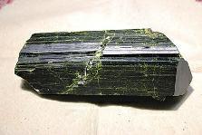近日，商南縣奇石愛好者潘某在青山鎮(zhèn)鐵礦開采區(qū)發(fā)現(xiàn)一塊疑似綠簾石，有待相關(guān)專家和權(quán)威機構(gòu)認定。