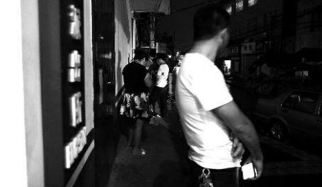 通過聊天軟件陌陌，男子小黃認(rèn)識了女孩小李，兩三天后，兩人就住到了一起。但好景不長，兩人在一起僅過了十幾天，戀愛關(guān)系即破裂，小黃稱曾給小李花了一萬余元。日前，小黃以詐騙為由將小李帶到派出所。