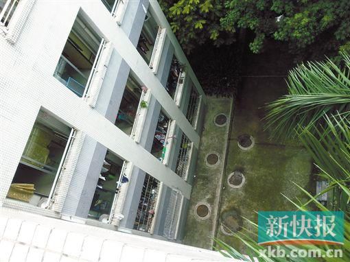 據(jù)目擊者稱,當(dāng)時(shí)墜樓者躺在右排中、下兩個(gè)井蓋中間附近。