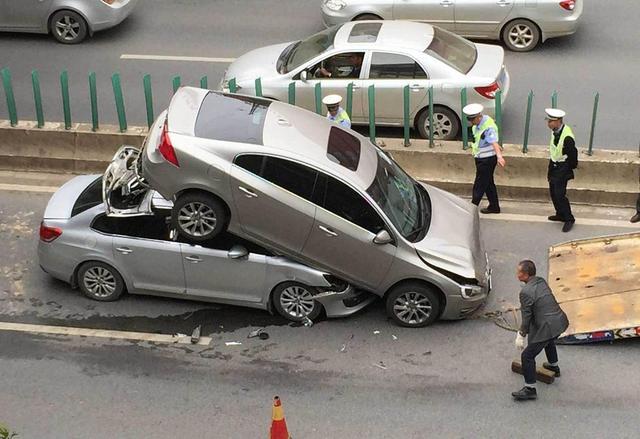 交警正在將兩車分開。