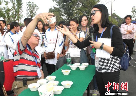 圖為外國友人品嘗揚州炒飯?！〈藜衙鳌z