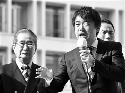 29日，日本著名極右翼分子石原慎太郎（左）和新生代右翼政客橋下徹在東京街頭演講拉票。