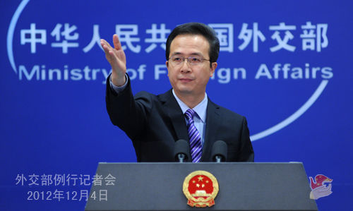 外交部發(fā)言人洪磊主持例行記者會。