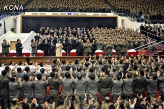 朝中社報道，朝鮮最高領(lǐng)導人金正恩10月29日攜夫人李雪主出席并觀看了紀念金日成軍事綜合大學建校60周年牡丹峰樂團演出。圖片來源：朝中社