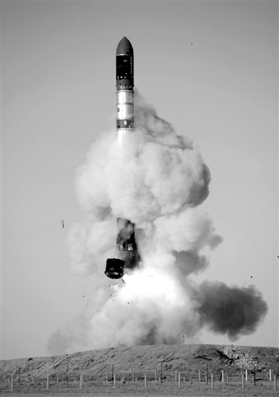 　2007年6月15日，俄羅斯在哈薩克斯坦的軍事場地試射一枚“RS-20”導(dǎo)彈。尚未有媒體公布新型固