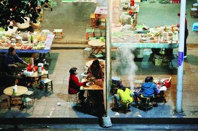 那邦鎮(zhèn)以往熱鬧的夜市，因?yàn)橹芯掃吘车膽?zhàn)亂，而變得冷冷清清 特派記者 賈代騰飛 攝