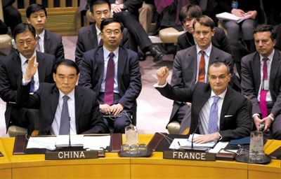 1月22日，紐約，中國常駐聯(lián)合國代表李保東舉手贊成通過對朝鮮制裁決議。