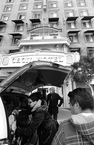 20日，美國洛杉磯，塞西爾酒店房客薩拜娜乘出租車離開酒店。由于擔(dān)心水質(zhì)受到污染，目前已有27戶房客離開塞西爾酒店。