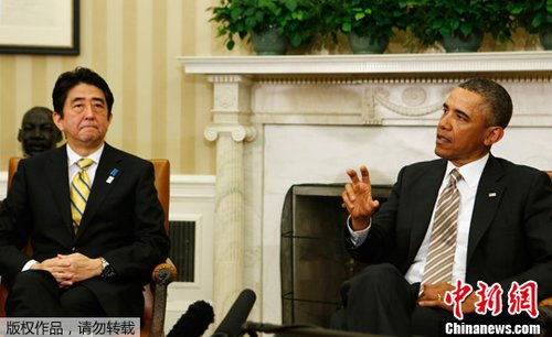 　正在美國(guó)訪(fǎng)問(wèn)的日本首相安倍晉三2月22日在白宮與奧巴馬進(jìn)行首次會(huì)晤。