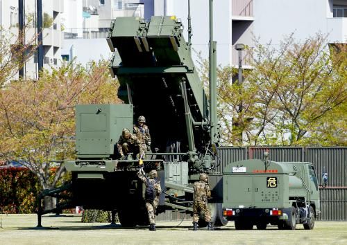 9日，日本自衛(wèi)隊(duì)為應(yīng)對(duì)朝鮮導(dǎo)彈威脅，在東京防衛(wèi)省總部設(shè)置“愛國者3”型導(dǎo)彈發(fā)射裝置。