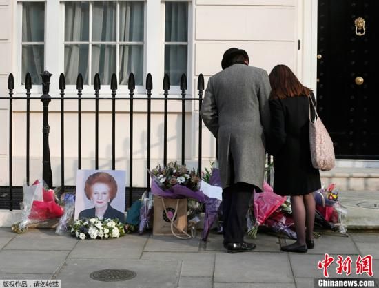 當(dāng)?shù)貢r(shí)間2013年4月8日，英國(guó)倫敦，民眾在英國(guó)前首相撒切爾夫人位于倫敦的住所前進(jìn)行悼念活動(dòng)。