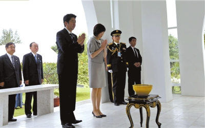 25日，緬甸仰光，安倍偕妻子參拜“二戰(zhàn)陣亡日軍墓”。圖/CFP