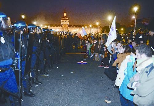 26日，法國反同性戀者與警察形成對峙之勢。