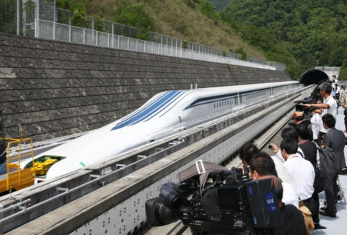 日本最新型磁懸浮列車(chē)登場(chǎng)，時(shí)速為500公里。