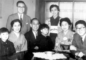 安倍家族推進(jìn)日本修憲半個多世紀(jì),圖中間為安倍坐在外公岸信介膝上,右一為安倍父親安倍晉太郎,右三為安倍母親安倍洋子。
