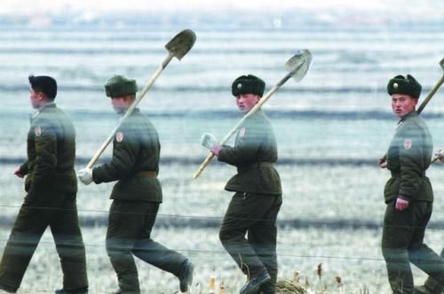朝軍士兵前往田地支援地方建設。