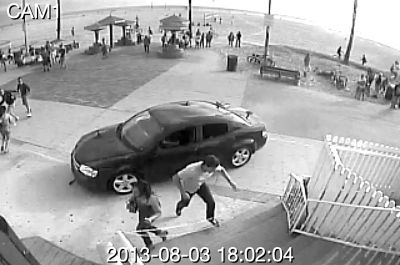 監(jiān)控錄像截屏圖：3日，美國洛杉磯市，一輛汽車沖進(jìn)威尼斯海灘棧道上的人群。圖/東方IC