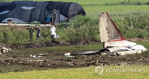 當(dāng)?shù)貢r(shí)間28日下午2時(shí)8分許，韓國(guó)一架空軍教練機(jī)T-50在全羅南道光州市西區(qū)細(xì)荷洞農(nóng)田墜毀。