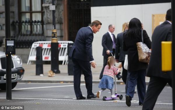 英國(guó)首相卡梅倫步行送女兒上幼兒園。