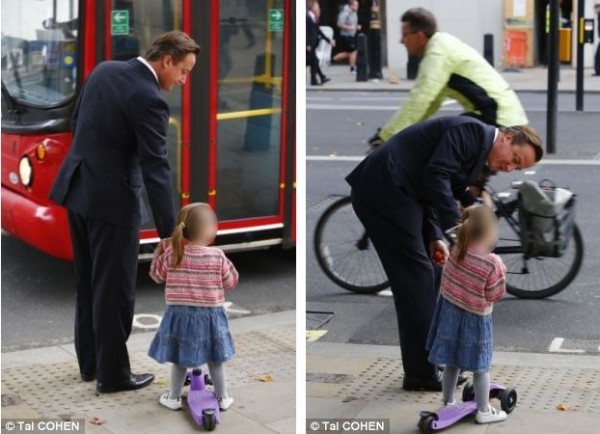 英國(guó)首相卡梅倫步行送女兒上幼兒園。