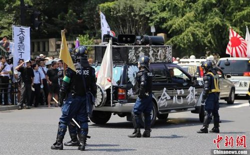 現場10多名日本警察身穿防暴制服，嚴防右翼份子鬧事。